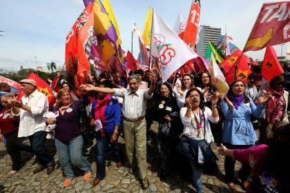 Olívio Dutra in a march with several different social movements